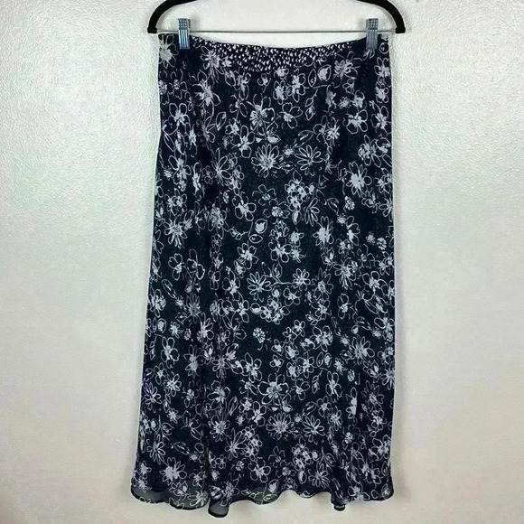 Reversible navy print skirt. No material or size tag- refer to measurements. - Picture 2 of 3